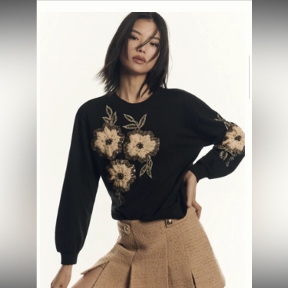 Floral Appliqué Crew Neck Sweater - M